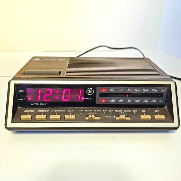 Vintage AM/FM Digital Alarm Clock Radio Woodgrain 1980s Works Tested GE 7-4616B - Picture 1 of 16